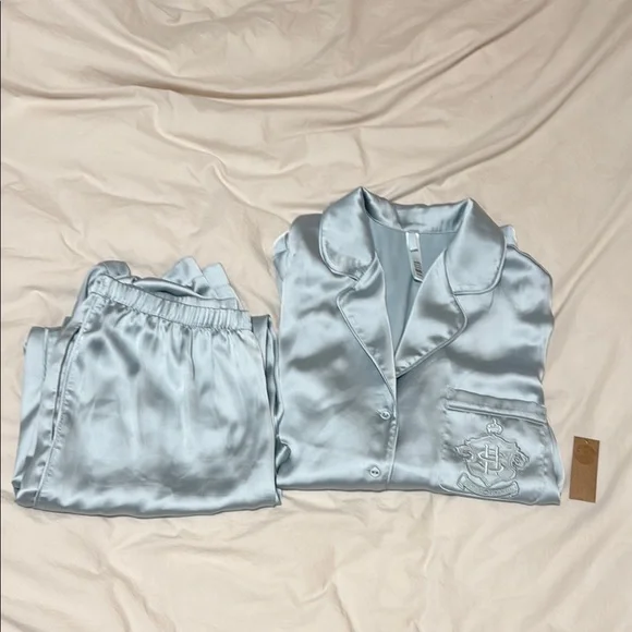 Skims Hotel Shine Long Sleeve Button Up Sleep Set Size Small Light Blue - Picture 3 of 6